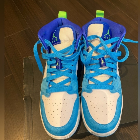 - GS Air Jordan 1 Mid SE - Picture 4 of 6